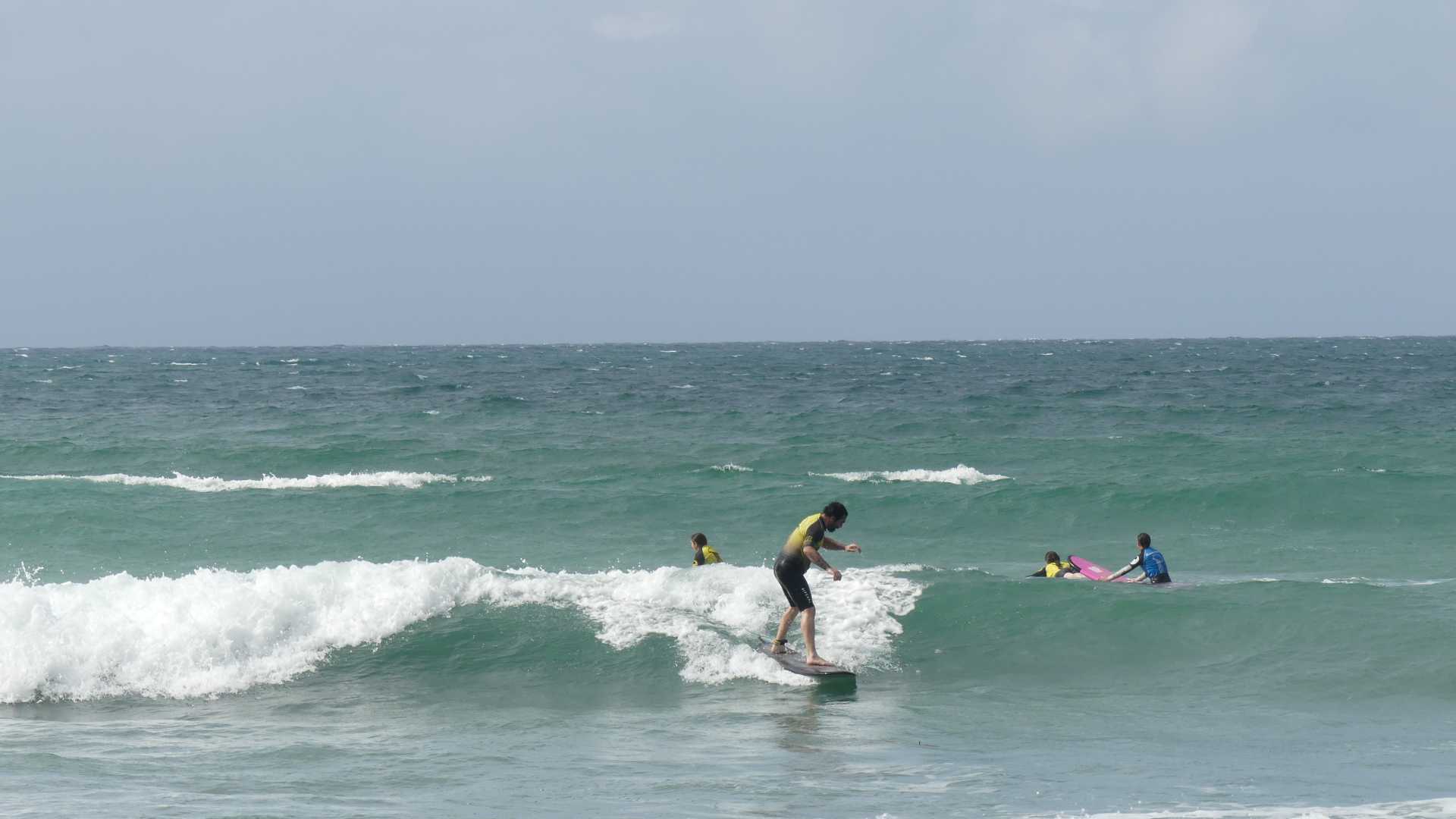 Aprende a surfear en Zarautz, Essus Surf eskola