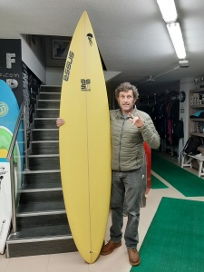 Tabla de surf a medida en la Escuela de Surf Essus - Zarautz