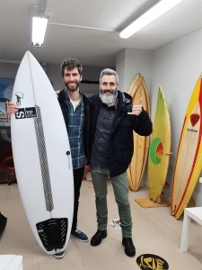 Tabla de surf a medida en la Escuela de Surf Essus - Zarautz