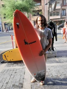 Tabla de surf a medida en la Escuela de Surf Essus - Zarautz