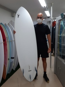 Tabla de surf a medida en la Escuela de Surf Essus - Zarautz