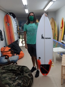 Tabla de surf a medida en la Escuela de Surf Essus - Zarautz