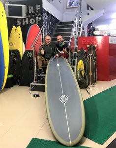 Tabla de surf a medida en la Escuela de Surf Essus - Zarautz