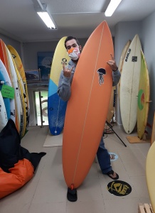 Tabla de surf a medida en la Escuela de Surf Essus - Zarautz