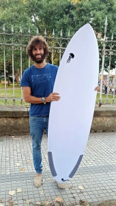 Tabla de surf a medida en la Escuela de Surf Essus - Zarautz