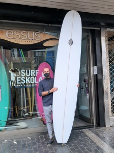 Tabla de surf a medida en la Escuela de Surf Essus - Zarautz