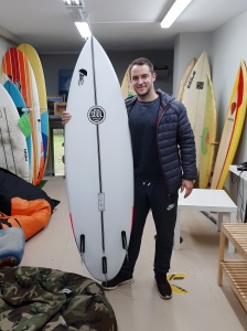 Tabla de surf a medida en la Escuela de Surf Essus - Zarautz