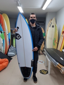 Tabla de surf a medida en la Escuela de Surf Essus - Zarautz