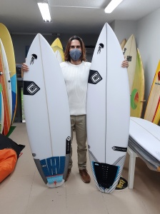 Tabla de surf a medida en la Escuela de Surf Essus - Zarautz