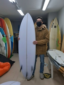 Tabla de surf a medida en la Escuela de Surf Essus - Zarautz