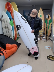 Tabla de surf a medida en la Escuela de Surf Essus - Zarautz