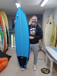 Tabla de surf a medida en la Escuela de Surf Essus - Zarautz