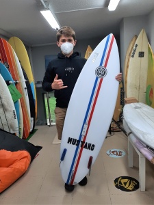 Tabla de surf a medida en la Escuela de Surf Essus - Zarautz