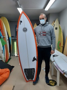 Tabla de surf a medida en la Escuela de Surf Essus - Zarautz