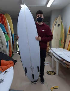 Tabla de surf a medida en la Escuela de Surf Essus - Zarautz