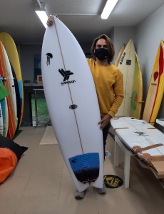 Tabla de surf a medida en la Escuela de Surf Essus - Zarautz