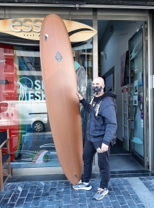 Tabla de surf a medida en la Escuela de Surf Essus - Zarautz