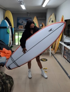 Tabla de surf a medida en la Escuela de Surf Essus - Zarautz