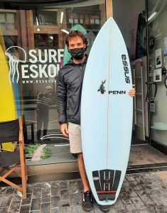 Tabla de surf a medida en la Escuela de Surf Essus - Zarautz