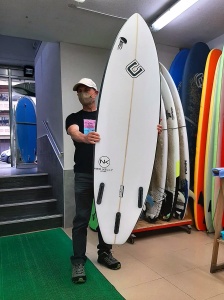 Tabla de surf a medida en la Escuela de Surf Essus - Zarautz