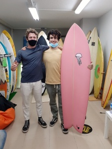 Tabla de surf a medida en la Escuela de Surf Essus - Zarautz