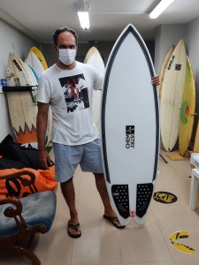 Tabla de surf a medida en la Escuela de Surf Essus - Zarautz