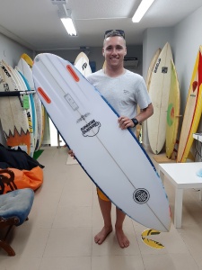 Tabla de surf a medida en la Escuela de Surf Essus - Zarautz