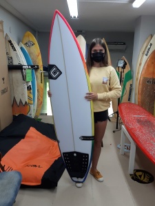 Tabla de surf a medida en la Escuela de Surf Essus - Zarautz