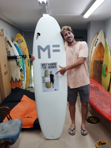 Tabla de surf a medida en la Escuela de Surf Essus - Zarautz