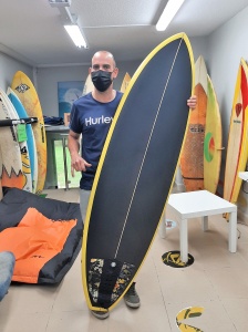 Tabla de surf a medida en la Escuela de Surf Essus - Zarautz