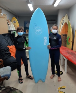 Tabla de surf a medida en la Escuela de Surf Essus - Zarautz