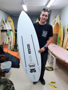 Tabla de surf a medida en la Escuela de Surf Essus - Zarautz