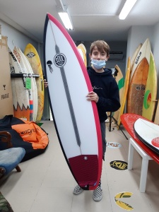 Tabla de surf a medida en la Escuela de Surf Essus - Zarautz