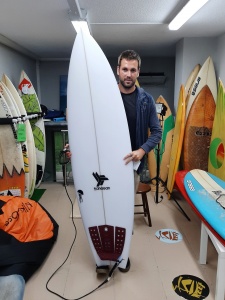 Tabla de surf a medida en la Escuela de Surf Essus - Zarautz