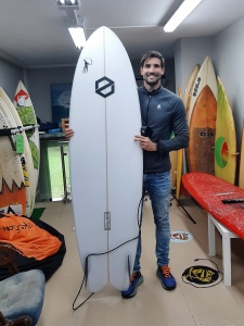 Tabla de surf a medida en la Escuela de Surf Essus - Zarautz