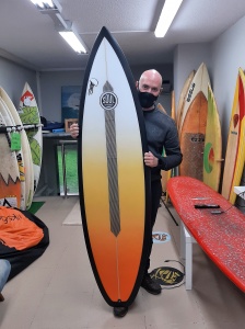 Tabla de surf a medida en la Escuela de Surf Essus - Zarautz