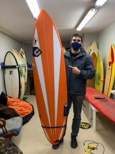 Tabla de surf a medida en la Escuela de Surf Essus - Zarautz