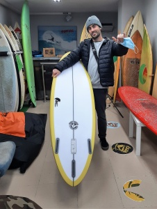 Tabla de surf a medida en la Escuela de Surf Essus - Zarautz