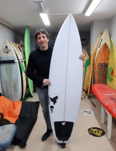 Tabla de surf a medida en la Escuela de Surf Essus - Zarautz