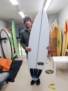 Tabla de surf a medida en la Escuela de Surf Essus - Zarautz