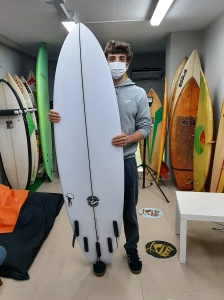 Tabla de surf a medida en la Escuela de Surf Essus - Zarautz