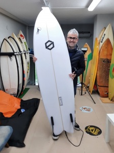 Tabla de surf a medida en la Escuela de Surf Essus - Zarautz