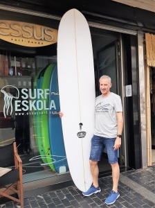 Tabla de surf a medida en la Escuela de Surf Essus - Zarautz