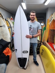 Tabla de surf a medida en la Escuela de Surf Essus - Zarautz