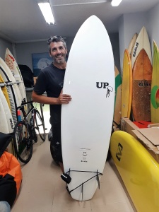 Tabla de surf a medida en la Escuela de Surf Essus - Zarautz