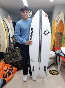 Tabla de surf a medida en la Escuela de Surf Essus - Zarautz