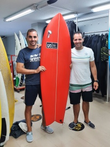 Tabla de surf a medida en la Escuela de Surf Essus - Zarautz