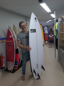 Tabla de surf a medida en la Escuela de Surf Essus - Zarautz