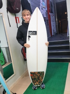 Tabla de surf a medida en la Escuela de Surf Essus - Zarautz