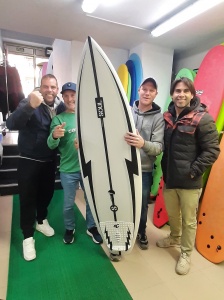 Tabla de surf a medida en la Escuela de Surf Essus - Zarautz